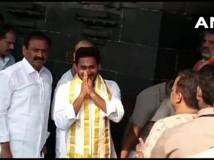 YSRCP Chief and Andhra Pradesh CM designate Jaganmohan Reddy offered prayers at Venkateswara Temple in Tirupati | भगवान वेंकटेश्वर मंदिर में प्रार्थना की वाईएसआर कांग्रेस के प्रमुख जगनमोहन रेड्डी ने