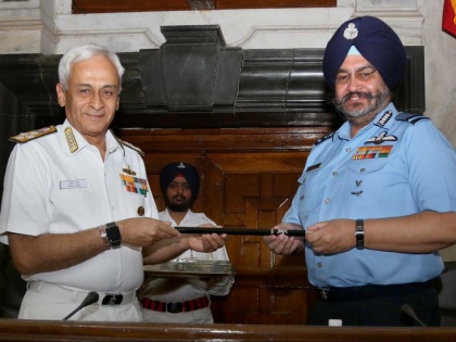 Chief of the Air Staff Air Chief Marshal BS Dhanoa received the baton of Chairman, Chiefs of Staff Committee from outgoing Chairman COSC and Chief of the Naval Staff Admiral Sunil Lanba, today. | नौसेना प्रमुख सुनील लांबा की जगह वायुसेना प्रमुख बी एस धनोआ चीफ ऑफ स्टाफ कमेटी के अध्यक्ष होंगे