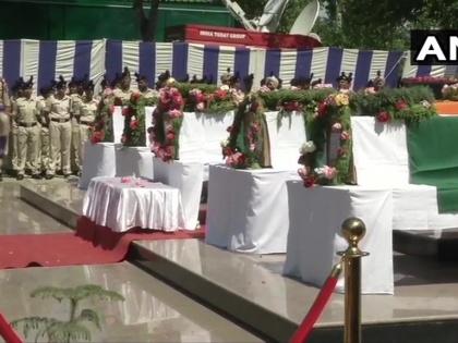 Srinagar: Wreath laying ceremony of 5 CRPF personnel who lost their lives in Anantnag terrorist attack in Jammu & Kashmir yesterday | जम्मू-कश्मीर: अनंतनाग में आतंकी हमले में शहीद हुए CRPF जवानों की दी गई श्रद्धांजलि