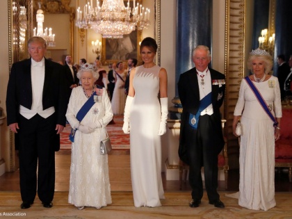 Donald Trump meets the Queen | महारानी एलिजाबेथ द्वितीय को दिए उपहार को नहीं पहचान पाए डोनाल्ड ट्रंप, पत्नी मेलानिया ने शर्मिंदगी से बचाया
