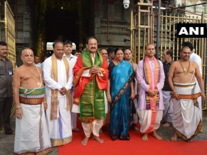 Vice President Venkaiah Naidu along with his family visits Tirupati Balaji temple. | तिरुमला स्थित भगवान वेंकटेश्वर मंदिर में पूजा की उपराष्ट्रपति एम वेंकैया नायडू ने