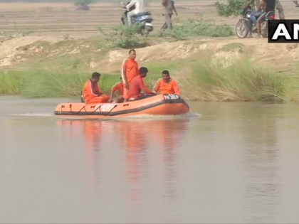 A vehicle carrying passengers fell in Indira canal in Nagram, Lucknow, today morning. Rescue operations underway. | इंदिरा नहर में गिरने से लापता हुए सात बच्चों में से तीन के शव शाम को बरामद, चार बच्चों की तलाश जारी