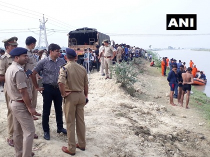 SK Bhagat, IG Range Lucknow: A vehicle carrying around 29 people fell into the canal, around 22 people have been rescued so far, 7 children are still missing. | इंदिरा नहर में गिरी पिकअप वैन, सात बच्चों की मौत की आशंका, 29 लोग थे सवार