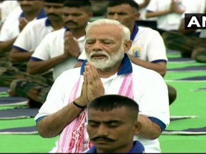 Jharkhand: Prime Minister Narendra Modi performs yoga at Prabhat Tara ground in Ranchi | रांची में मोदी, चालीस मिनट में प्रधानमंत्री ने लगभग 24 योगासन किए, जिसे देखकर बच्चे और बुजुर्ग सभी चकित रह गए