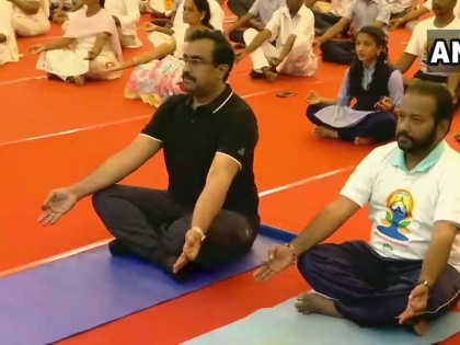 Kerala: Ram Madhav, BJP National General Secretary, performs yoga at an event in Trivandrum. | भाजपा महासचिव राम माधव ने राहुल गांधी पर कसा तंज, कहा कि योग से बचकानी मनोवृत्ति से निपटने में मदद