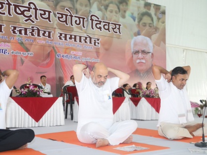 Union Home Minister Amit Shah and Haryana CM ML Khattar perform Yoga at Rohtak. | शाह ने कहा, पीएम मोदी के कारण योग दुनिया भर में भारत की संस्कृति का दूत बन गया