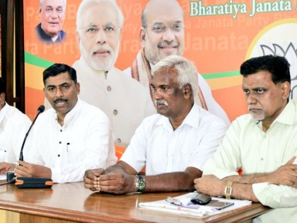 More Congress, TDP Leaders in Touch with BJP, Says Muralidhar Rao | कर्नाटक पर भाजपा ने कहा, गठबंधन सरकार लंबे समय तक नहीं चलेगी और ‘‘कुछ विकल्प’’ सामने आएंगे