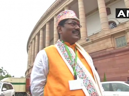 BJP MP from Bihar's Madhubani, Dr. Ashok Kumar Yadav arrives at the Parliament wearing a stole and a cap with traditional Madhubani art | 17वीं लोकसभाः नवनिर्वाचित सदस्य रंगबिरंगे परिधान, पारंपरिक शॉल और पगड़ियां पहन पहुंचे, पहले दिन सदन में उत्सव जैसा माहौल