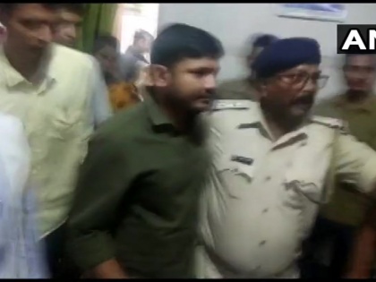 Bihar: Communist Party of India's Kanhaiya Kumar visits SKMCH Hospital in Muzaffarpur where 108 people have died due to Acute Encephalitis Syndrome (AES). | एसकेएमसीएच में कन्हैया कुमार को घुसने की इजाजत नहीं दी गई, चमकी बुखार पीड़ित से मिलने गए थे