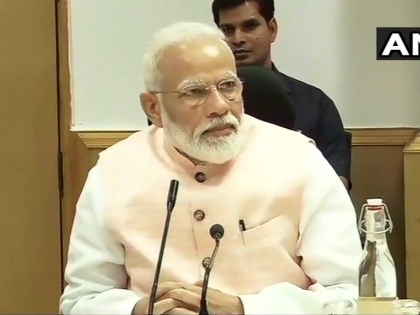 Delhi: Prime Minister Narendra Modi, today attended an interactive session with over 40 economists and other experts, organized by NITI Aayog, | बजट से पहले अर्थशास्त्रियों, उद्योग विशेषज्ञों से मिले पीएम मोदी, रोजगार व निवेश पर चर्चा