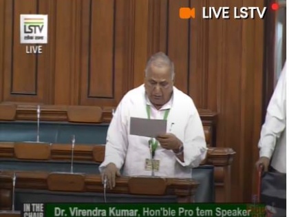 Samajwadi Party's Mulayam Singh Yadav takes oath as a member of the Parliament. | खराब स्वास्थ्य के कारण व्हील चेयर पर लोकसभा में पहुंचे मुलायम सिंह यादव, निर्धारित क्रम से पहले ली शपथ