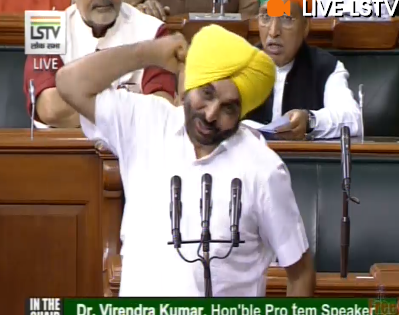 Aam Aadmi Party MP from Punjab's Sangrur, Bhagwant Mann takes oath as member of the Lok Sabha, concludes with "Inquilab Zindabad". | सांसद भगवंत ने शपथ लेने के बाद ‘इंकलाब जिंदाबाद’ का नारा लगाया, भाजपा सदस्यों ने कहा- ‘अब मान अकेले बचे हैं’