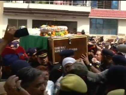 Mortal remains of Army Major Ketan Sharma reach his residence in Meerut. He lost his life in Anantnag encounter yesterday. | मुठभेड़ में शहीद हुए मेजर केतन शर्मा का पार्थिव शरीर मेरठ पहुंचा, एक झलक पाने को उमड़ी भारी भीड़