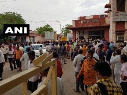 Rajasthan CM Ashok Gehlot announces ₹5 lakh each to the next of the kin of those who lost their lives in the incident where a 'pandaal' collapsed in Barmer, | बाड़मेर पंडाल हादसा: राजस्थान के सीएम अशोक गहलोत ने किया मुआवजे का ऐलान, मृतक के परिजनों को 5 लाख रुपये