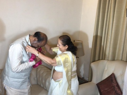 UPA Chairperson Sonia Gandhi, DMK leader Kanimozhi, CPI leader D Raja and National Conference leader Farooq Abdullah arrive at the Parliament. | संप्रग लोकसभा अध्यक्ष के चुनाव में ओम बिरला का समर्थन करेगा, एक राष्ट्र, एक चुनाव पर अभी निर्णय नहीं