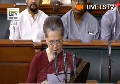 Congress leader Sonia Gandhi takes oath as a Member of Parliament. | यूपीए चेयरपर्सन सोनिया गांधी ने हिंदी में शपथ ली, सभी ने मेजें थपथपाकर अभिनंदन किया
