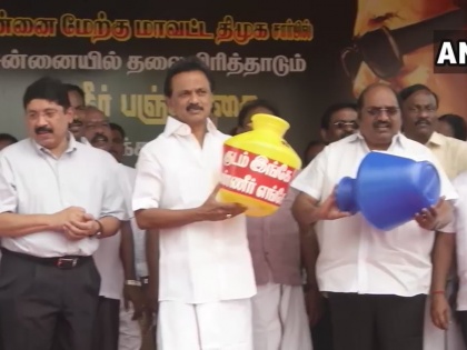 Chennai: Dravida Munnetra Kazhagam (DMK) President MK Stalin joins DMK workers holding protest in Chepak, against the #TamilNadu government over acute water crisis in the city. | स्टालिन ने विरोध प्रदर्शन में एक मटका उठाकर कहा, ‘‘बर्तन यहां है पर पीने का पानी कहां है’’