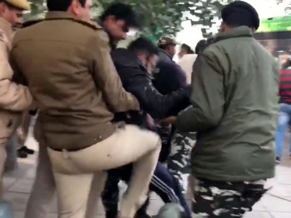 CAA NRC Protest Delhi Police detaining student protestors outside Assam Bhawan Delhi | NRC, CAA के खिलाफ प्रदर्शन कर रहे छात्रों को असम भवन और यूपी भवन से हिरासत में लिया गया