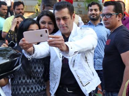 दबंग 3 के प्रमोशन में सलमान खान ने फैंस के साथ ली सेल्फी, सोनाक्षी और सई का दिखा स्टाइलिश अंदाज, देखें तस्वीरें