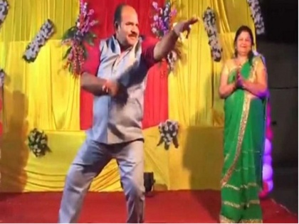 govinda reaction on sanjeev srivastava viral dance video | ...जब गोविंदा ने अपने फैन 'डब्बू अंकल' का देखा वायरल वीडियो, ऐसा था उनका रिएक्शन 