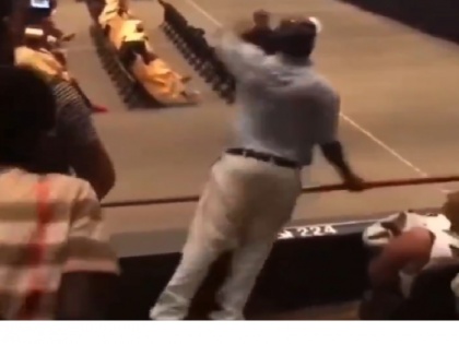 shocking video viral on twitter son was graduating and father was dancing | बेटे को ग्रेजुएट होता देख नाचने लगे 'पापा', जानिए क्यों 25 लाख लोग देख चुके हैं यह वीडियो