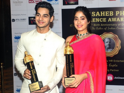 Dadashaeb Phalke Awards 2019: Janhvi Kapoor and Ishaan Khatter get award for movie dhadak | जाह्नवी कपूर और ईशान खट्टर को 'धड़क' के लिए मिला दादा साहेब फाल्के अवॉर्ड, कुछ इस अंदाज में दिखे सितारे