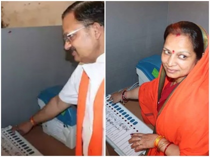 Lok Sabha Elections 2019: UP Shrawasti MP Daddan Mishra allegedly Violates polling rules | बीजेपी उम्मीदवार और पत्नी की मतदान केंद्र के भीतर की तस्वीरें वायरल, चुनाव नियमों के उल्लंघन का आरोप