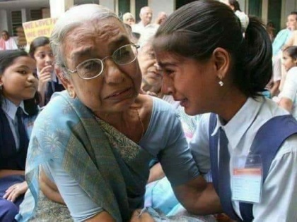 Girl meet her granddaughter in old age home on school trip | स्कूल टूर पर वृद्धाश्रम घूमने पहुंची छात्रा को मिली दादी, मां-बाप छिपा रहे थे महीनों से राज 