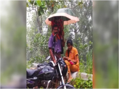 Fathers Day karnataka man holds umbrella as daughter attends online class viral video | भारी बारिश में बेटी की ऑनलाइन क्लास के लिए छाता लगाकर खड़े रहे पिता, खराब इंटरनेट की वजह से रोज बैठना पड़ता है सड़क किनारे