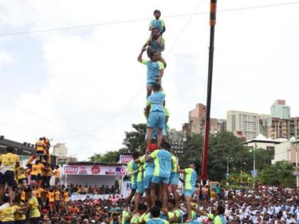 Mumbai Dahi Handi festival 10,051 e-challans issued and Rs 1,13,57,250 fine collected for travelling without helmet, driving in wrong lane and 3 sitting on two-wheeler | Mumbai Dahi Handi festival: 10051 ई-चालान काटे और 11357250 रुपये जुर्माने वसूले, बिना हेलमेट यात्रा, गलत लेन में वाहन चलाना और दोपहिया वाहन पर 3 बैठे