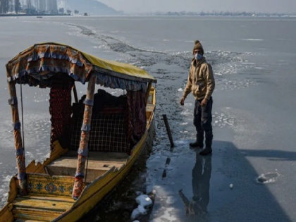 Jammu Kashmir srinagar records coldest night since 1991 dal lake freezes | कश्मीर में कड़ाके की ठंड का कहर, जम गई डल झील, श्रीनगर में 1991 के बाद सबसे ठंडी रात