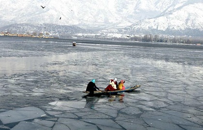 Dal Lake Freezes Srinagar Records Coldest Night Since 1991 warning to play cricket and put walkers jail SDRF | ठंड के कारण जम चुकी डल झील पर क्रिकेट खेलने और टहलने वालों को जेल में डालने की चेतावनी, एसडीआरएफ कर्मी तैनात