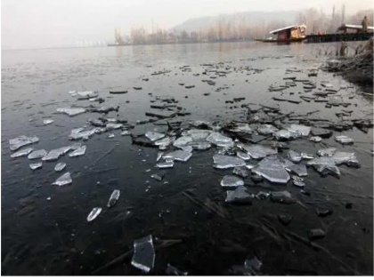 jammu kashmir dal lake winter season cold wave continues | उत्तर भारत में कड़ाके की ठंड की वजह से कश्मीर में जम रही डल झील, बच्चों को क्रिकेट खेलने का इंतजार 