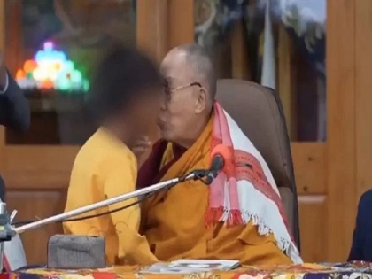 Dalai Lama's controversial video viral Buddhist guru apologise to the boy and his family | दलाई लामा के विवादित वीडियो वायरल होने पर मचा हंगामा, बौद्ध धर्म गुरु ने बच्चे और परिजनों से मांगी माफी