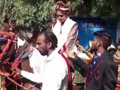 Dalit Groom's Horse Ride, Wedding Procession Leads to Boycott by Upper Castes in Gujarat Village. | गुजरात में दलित दूल्हा की घुड़चढ़ी से अगड़ी नाराज,  खामियाजा पूरे समुदाय को भुगतना पड़ा, बहिष्कार