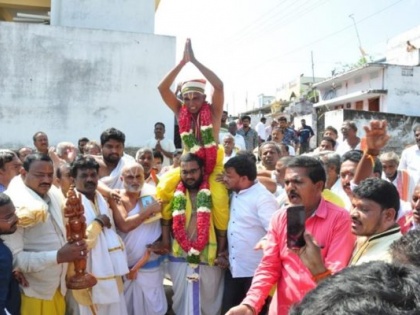 In Telangana, the priest presented the message of social equality, the temple carrying the Dalit devotee on his shoulder | तेलांगना में पुजारी ने पेश की समाजिक समता की मिसाल, दलित श्रद्धालु को कंधे पर बिठा कर ले गया मंदिर
