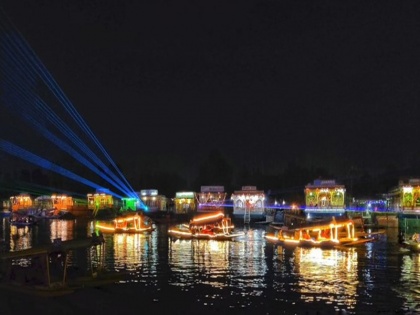 Shikara Festival Dal Lake illuminated Shikaras and houseboats adorned with fringes gathering of tourists | शिकारा महोत्सवः डल झील हुई रौशन, झालरों से सजीं शिकारे और हाउसबोट, पर्यटकों का जमावड़ा