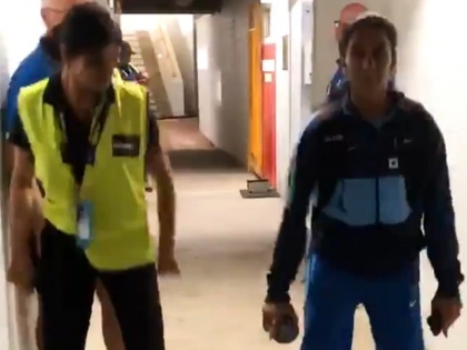Jemimah Rodrigues busting moves with an off-duty security guard at the ICC Women's T20 World Cup | भारत की इस महिला क्रिकेटर ने 'लव आज कल' के सॉन्ग पर सिक्योरिटी गार्ड के साथ जमकर किया डांस, वायरल हुआ वीडियो