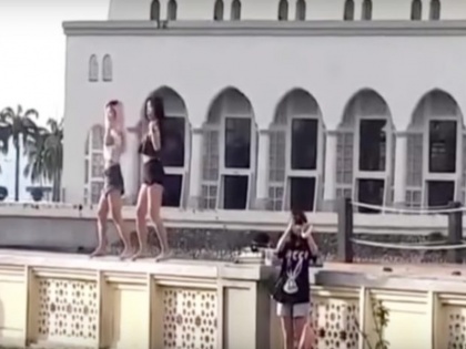 Malaysia mosque bans tourists after video of indecent dance goes viral | मस्जिद के बाहर दो लड़कियों ने किया जमकर 'सेक्सी डांस', मच गया हंगामा
