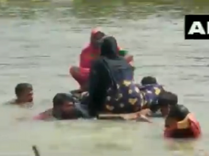 Video: Locals took pregnant woman on makeshift boat Darbhanga | Bihar Flood News: बाढ़ के पानी में जुगाड़ नाव से गर्भवती महिला को पहुंचाया अस्पताल, वीडियो हुआ वायरल