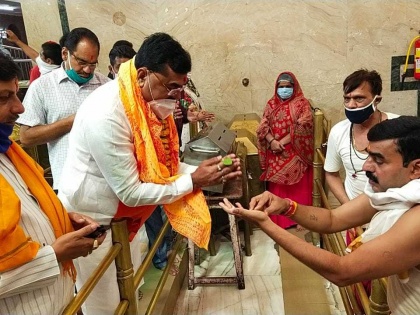 Madhya Pradesh Corona virus lockdown open Ujjain Mahakal Darshan Agriculture Minister kamal patel raised press question social distance | महाकाल दर्शनः खोले गए पट, कृषि मंत्री ने सोशल डिस्टेंस के सवाल पर प्रेस को कटघरे में खड़ा किया, समर्थकों से साथ घुसे