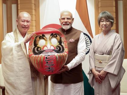 Traditional Japanese Daruma doll presented to PM Modi, know what it symbolizes | WATCH: पीएम मोदी को भेंट की गई पारंपरिक जापानी दारुमा गुड़िया, जानें यह किसका प्रतीक है