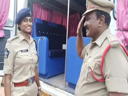 father on duty saluting DSP daughter Heartening photo goes viral from Andhra | DSP बनकर सामने आई बेटी तो गर्व से फूल गया पिता का सीना, सैल्यूट कर बढ़ाया मान, फोटो वायरल father on duty saluting DSP daughter Heartening photo goes viral from Andhra | DSP बनकर सामने आई बेटी तो गर्व से फूल गया पिता का सीना, सैल्यूट कर बढ़ाया मान, फोटो वायरल
