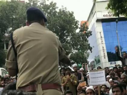 Bengaluru DCP Chetan Singh Sings National Anthem To Pacify CAA Protesters video viral | बेंगलुरु में CAA प्रदर्शनकारियों को DCP ने खास अंदाज में कराया शांत, वायरल हुआ वीडियो तो संजय सिंह ने कहा- दिल्ली पुलिस सीखो