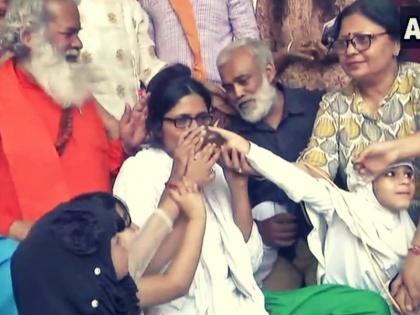 DCW Chief Swati Maliwal breaks her indefinite hunger strike | पोस्को एक्ट में बदलाव के बाद DCW की अध्यक्ष स्वाति मालीवाल ने तोड़ा आमरण अनशन