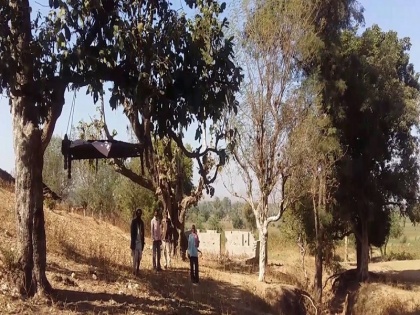 up bhadohi man dead body found on tree and her relative women death in home | शख्स का शव पेड़ से लटका मिला, घर पर छोटे भाई की पत्नी की खून से लथपथ पड़ी थी लाश, भाई को अवैध संबंध का था शक