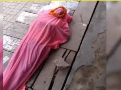 Bihar patna cm nitish kumar Coronavirus lockdown stomach rickshaw driver suffering hunger became the dead | पापी पेट का सवाल, भूख से तड़पते रिक्शा चालक बना मुर्दा, कफन, गले में डाला माला, जलाई अगरबत्ती, सड़क पर लेटा, मिले पैसे से खाया खाना Bihar patna cm nitish kumar Coronavirus lockdown stomach rickshaw driver suffering hunger became the dead | पापी पेट का सवाल, भूख से तड़पते रिक्शा चालक बना मुर्दा, कफन, गले में डाला माला, जलाई अगरबत्ती, सड़क पर लेटा, मिले पैसे से खाया खाना