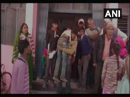 Up Moradabad hospital denied for ambulance man carries dead body taken to the shoulder | यूपी: अस्पताल ने एम्बुलेंस देने से किया इनकार, कंधे पर लादकर ले जाना पड़ा शव