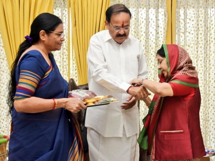 Dear sister Sushma swaraj missing you a lot today Vice President M Venkaiah Naidu | बहन सुषमा जी, आज रक्षाबंधन पर आपकी बड़ी याद आयी..., उपराष्ट्रपति एम वेंकैया नायडू
