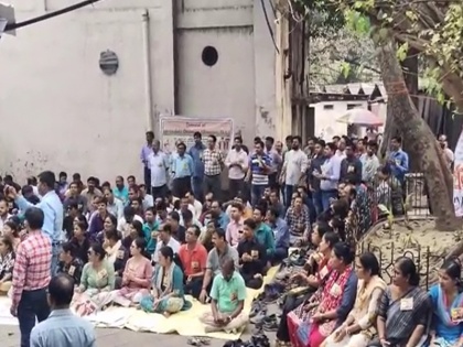 Bengal Dearness Allowance Case Complaint filed in connection with the threat to blow up the protesters | बंगाल महंगाई भत्ता मामला: प्रदर्शनकारियों को बम से उड़ाने की मिली धमकी, धरनास्थल पर चिपका मिला पोस्टर, शिकायत दर्ज